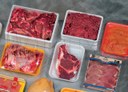 Ambalare carne in caserole cu film stretch pentru supermarketuri.