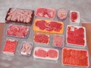 Ambalare carne in caserole cu film stretch pentru supermarketuri.